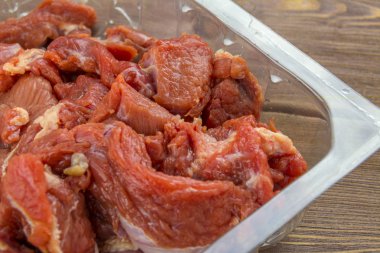 Plastik bir tepsi içinde parçalar halinde kesilmiş et sığır eti