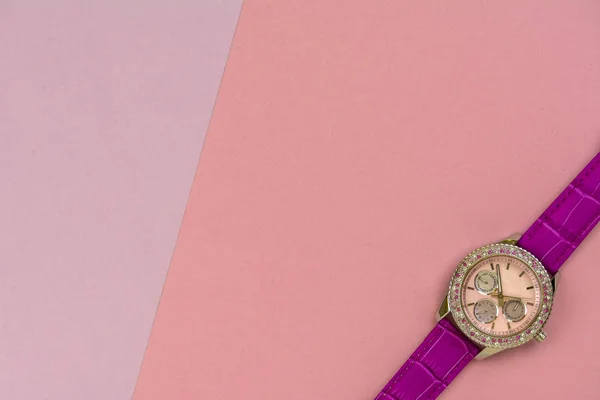 Красивые Женские Наручные Часы Розовом Фоне — стоковое фото