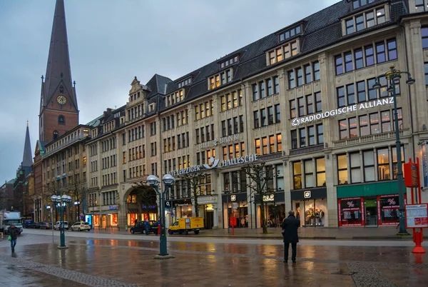 ハンブルク ドイツ 2017 都市ハンブルクは 雨の後の市役所の前の通りの中心部 — ストック写真