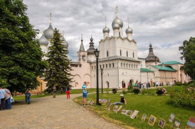 Rostov, Rusya 13-06-2014. Kremlin Rostov antik şehir içinde sanatçılar kendi resim sergisi satmak..