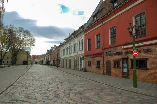 考纳斯立陶宛 2017年5月1日 考纳斯老城区 春天的老街在早晨 — 图库照片