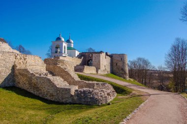 Antik kale şehir, Izborsk, Pskov region, Rusya Federasyonu. Bahar zamanında topraklarında tapınaklar