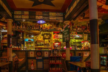 Tallinn, Estonya 02 2017 olabilir. Gece Texas Honky Tonk Cantina, görünümü üzerinde bar bar. Güzel iç