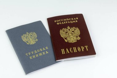 Rus belgeleri. Çalışma kitabı, istihdam kaydı, kayıt iş deneyimi bir belgeye. Rus pasaportu. Beyaz arka plan üzerinde.
