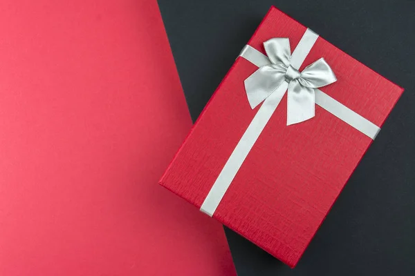 Κόκκινο Δώρο Κουτί Φιόγκο Μαύρο Φόντο — Φωτογραφία Αρχείου
