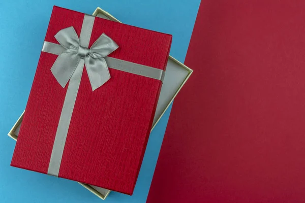 Ανοιχτό Όμορφο Κόκκινο Δώρο Κουτί Φιόγκο Κόκκινο Και Μπλε Φόντο — Φωτογραφία Αρχείου