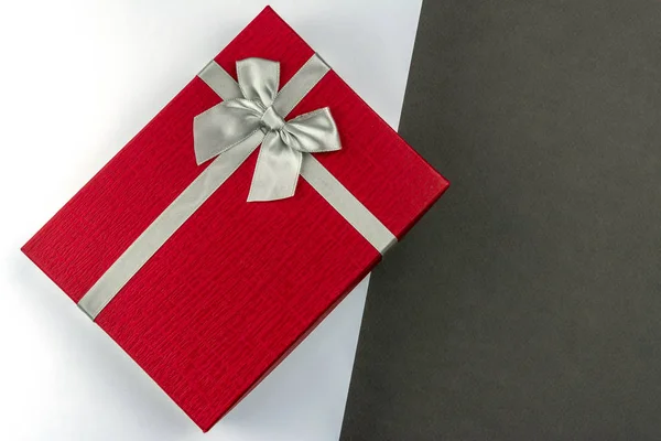 Όμορφο Κόκκινο Δώρο Κουτί Τόξο Λευκό Και Γκρίζο Φόντο — Φωτογραφία Αρχείου