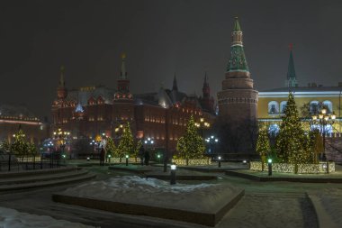 Gece görünümü parlak ışıklar Moskova Kremlin ve Noel ağaçları