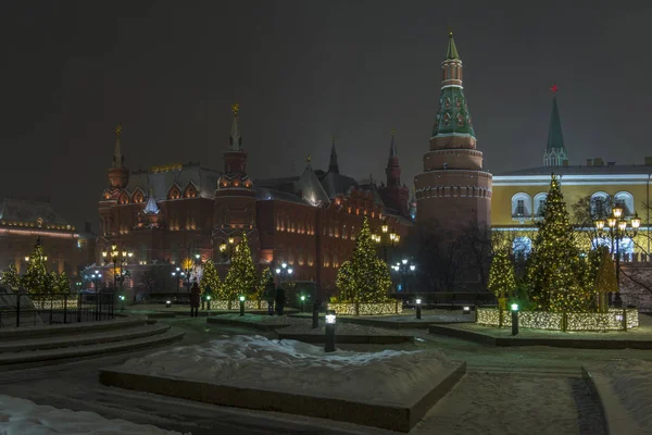 Vista Noturna Kremlin Moscou Árvores Natal Luzes Brilhantes — Fotografia de Stock