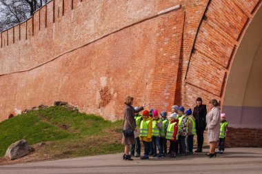 Novgorod, Rusya Federasyonu, 2017 05 Mayıs. Öğretmenler turda yelekler Novgorod eski Kremlin duvarları adlı bir grup öğrenci yapmak.