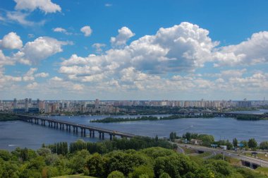 Köprünün diğer tarafında Dnieper Nehri ve Kiev, Ukrayna şehirde yaz saati görünümünü