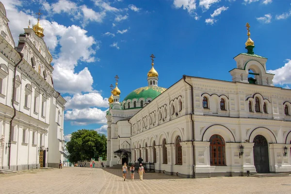 Kiev, Ukrayna. 02 jule 2017. Kiev Pechersk Lavra katedraller, çan kulelerinin, cloisters, sur duvarları ve mağara tüm bir kompleks için kullanılan bir isimdir.