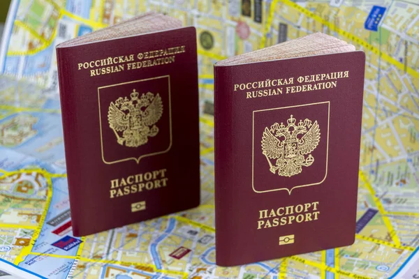 Dois Passaportes Russos Fundo Mapa Papel Cidade — Fotografia de Stock