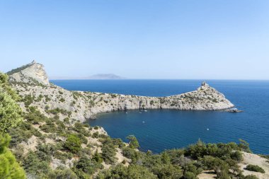 Kırım sahil görünümünü. Dağlardan görünümü Novyi Svet, yaz aylarında bir Cape Kapchik üzerinde