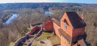 Panoramik fotoğraf. Letonya, bahar şatoda eski Turaida. 1214 beri