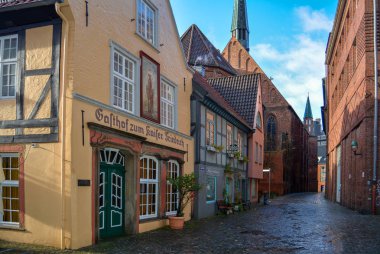 Bremen, Almanya. 19 Kasım 2017. Bremen yağmur sonra eski eski mahallesi sokak Schnoor