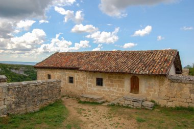 Eski evleri kiremitli çatıları ile. Chufut Kale, 5. yy bir mağara şehirden Kırım '. Avludan görüntülemek