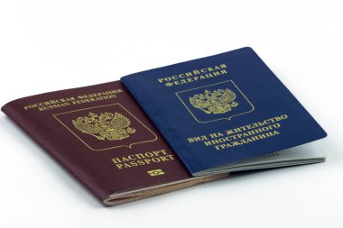 Rus belgeleri. Oturma izni ve beyaz zemin üzerine Rus pasaportu. Yakın çekim
