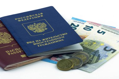 Rus belgeleri. Oturma izni ve Rus pasaportu. Beyaz arka plan üzerinde nakit Euro banknot. Yakın çekim