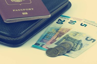 Büyük siyah cüzdan ve kırmızı pasaport. Bir kaç Euro bono ve paralar. Yumuşak fotoğraf işleme