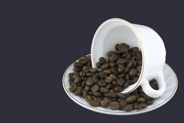 Weiße Tasse Mit Kaffeebohnen Vorhanden Auf Grauem Hintergrund Isoliert — Stockfoto