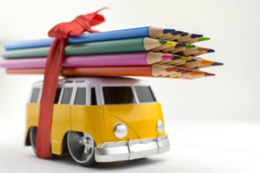 Oyuncak otobüs renkli kalemler birkaç aracın üstüne taşır. Kalem ipuçları odaklanmak.