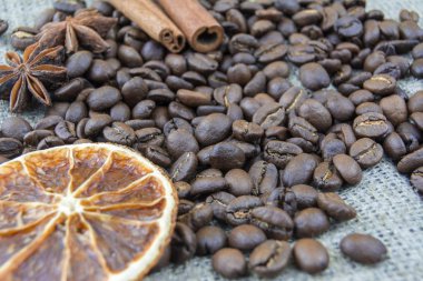 Kahve çekirdekleri, tarçın sopaları çuval dağınık.