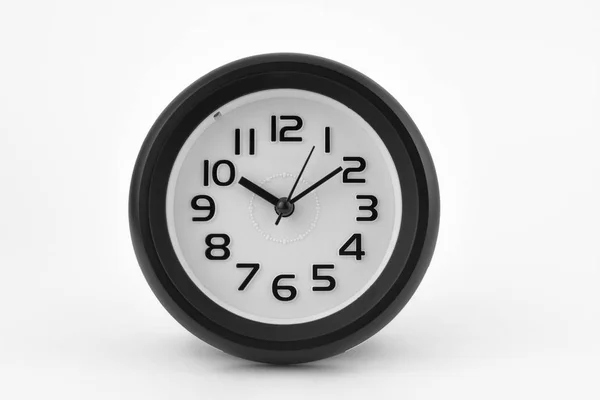 Reloj despertador blanco y negro sobre fondo blanco . — Foto de Stock