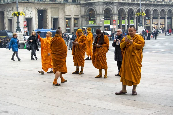이탈리아 밀라노, 11 월 24 2017. 밀라노 대성당 근처 광장에 전화를 가진 불교 승려. — 스톡 사진
