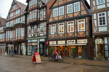 Celle, Almanya. 21 Kas 2017. Yağmurlu havalarda şehrin eski sokak