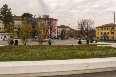 Bergamo. İtalya. 24 Kas 2017. Bergamo Tren istasyonunun önünde alan.