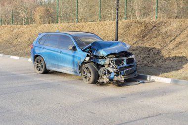 Moskova. Rusya. 28 Mart 2019. Kaza olan kırık araba