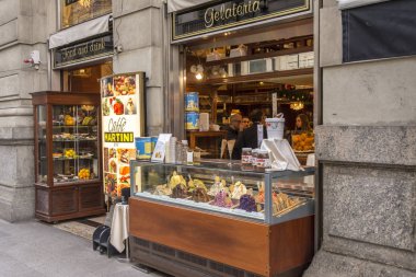 Milan, Italya. 23 Kas 2017. Dondurma satışı için bir vitrin ile Milano merkezinde Cafe