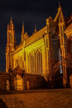 Güzel kilise St. Anne Vilnius, Litvanya, gece.