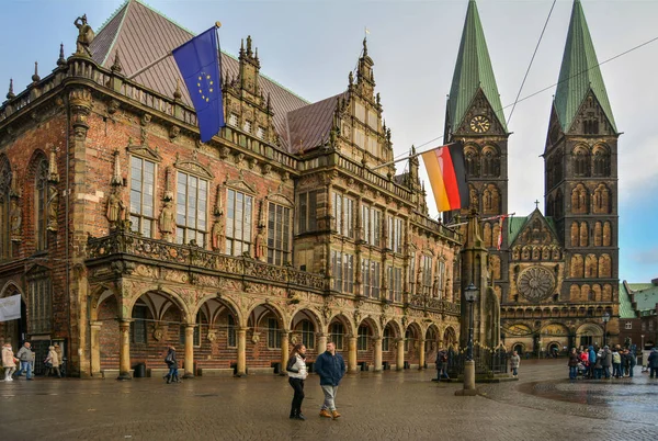 Bremen, Alemanha, 19 de novembro de 2017. A parte central da cidade de Bremen em tempo chuvoso. Câmara Municipal com bandeiras da União Europeia e Alemanha . — Fotografia de Stock