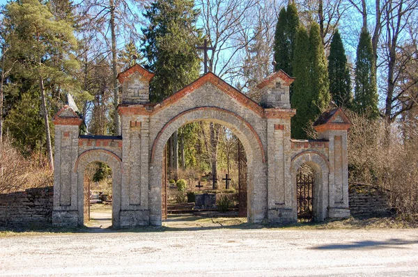 Η πύλη για το παλαιό αγροτικό νεκροταφείο στην Εσθονία — Φωτογραφία Αρχείου