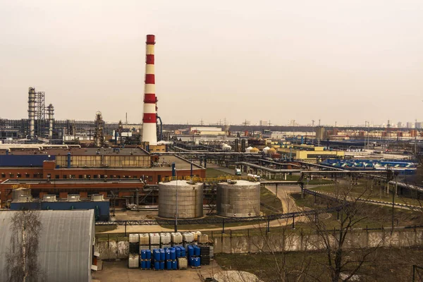 Grote industriezone met fabrieksgebouwen en pijpen — Stockfoto