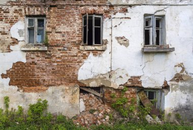 Windows ile eski evin duvar, onarım gerektiren. Alçıdan düşmüş. Tuğla duvar
