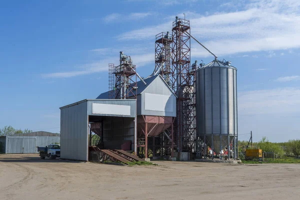 Een kleine fabriek voor de verwerking van graan. Agro-industriële installaties op de boerderij — Stockfoto