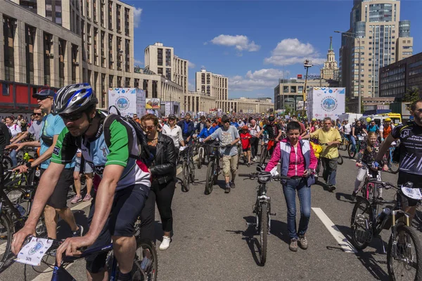 Moscou. La Russie. 19 mai 2019. Moscou Cyclisme festival 2019. Départ de la course de vélo sur la rue de la ville — Photo