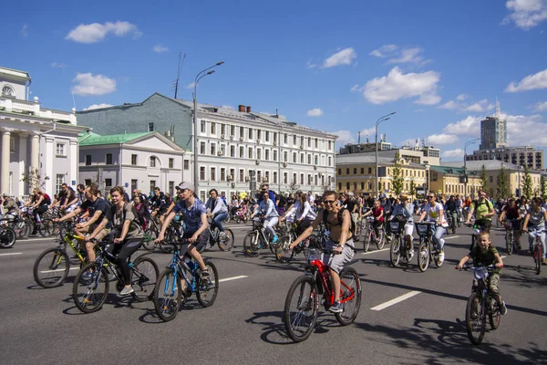 В Москве. Россия. 19 мая 2019 года. Московский велосипедный фестиваль 2019. Веселые любители велосипедов выходят на широкую улицу — стоковое фото