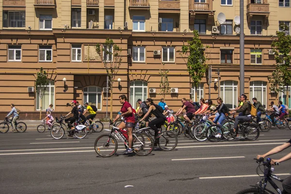莫斯科。俄罗斯。2019年5月19日。莫斯科自行车节2019年。街上有许多骑自行车的人. — 图库照片