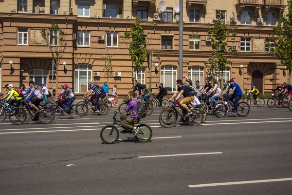 Moscou. La Russie. 19 mai 2019. Moscou Cyclisme festival 2019. Cycliste pendant le voyage prend la caméra — Photo