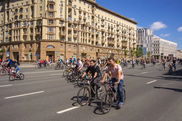 Moscou. La Russie. 19 mai 2019. Moscou Cyclisme festival 2019. Amoureux drôles de vélo vont sur une large rue . — Photo