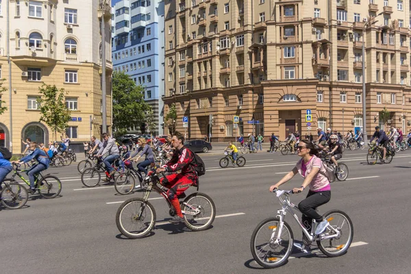 Moscou. La Russie. 19 mai 2019. Moscou Cyclisme festival 2019. Beaucoup de cyclistes roulent le long de la grande rue — Photo
