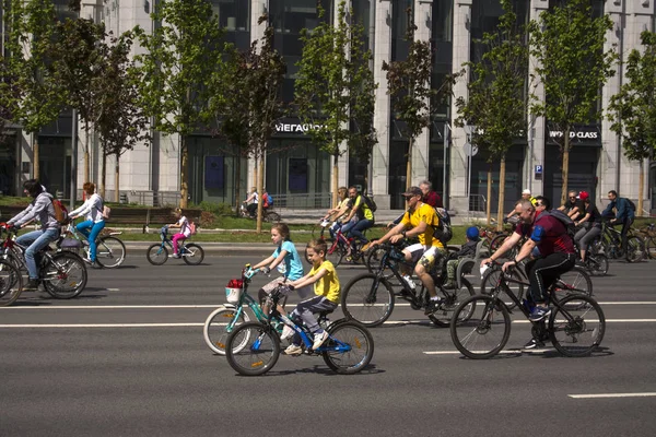 Moscou. La Russie. 19 mai 2019. Moscou Cyclisme festival 2019. Heureux jeunes cyclistes, un garçon et une fille montent ensemble . — Photo