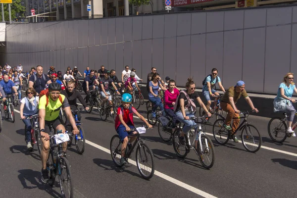 Moscou. La Russie. 19 mai 2019. Moscou Cyclisme festival 2019. Beaucoup de cyclistes roulent le long de la grande rue . — Photo
