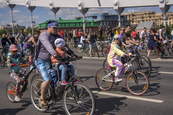 Moscou. La Russie. 19 mai 2019. Moscou Cyclisme festival 2019. Le père accompagne ses filles sur un vélo spéculatif . — Photo