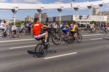 Moskova. Rusya. 19 Mayıs 2019. Moskova Bisiklet festivali Velofest 2019. Komik bisiklet severler köprüye gider. Bisikletçi numaralar yapar.