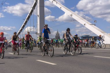 Moskova. Rusya. 19 Mayıs 2019. Moskova Bisiklet festivali Velofest 2019. Komik bisiklet severler köprüye gitmek